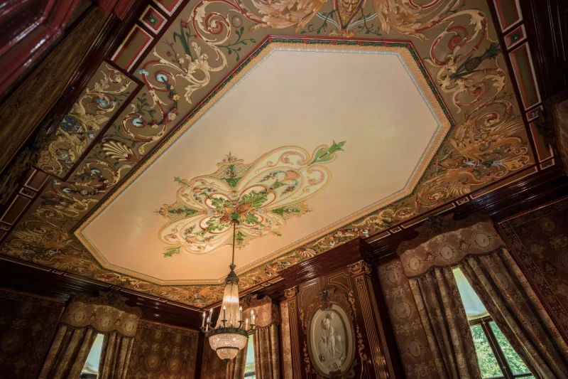Bemalte Decke mit Kronleuchter im Drakenzaal