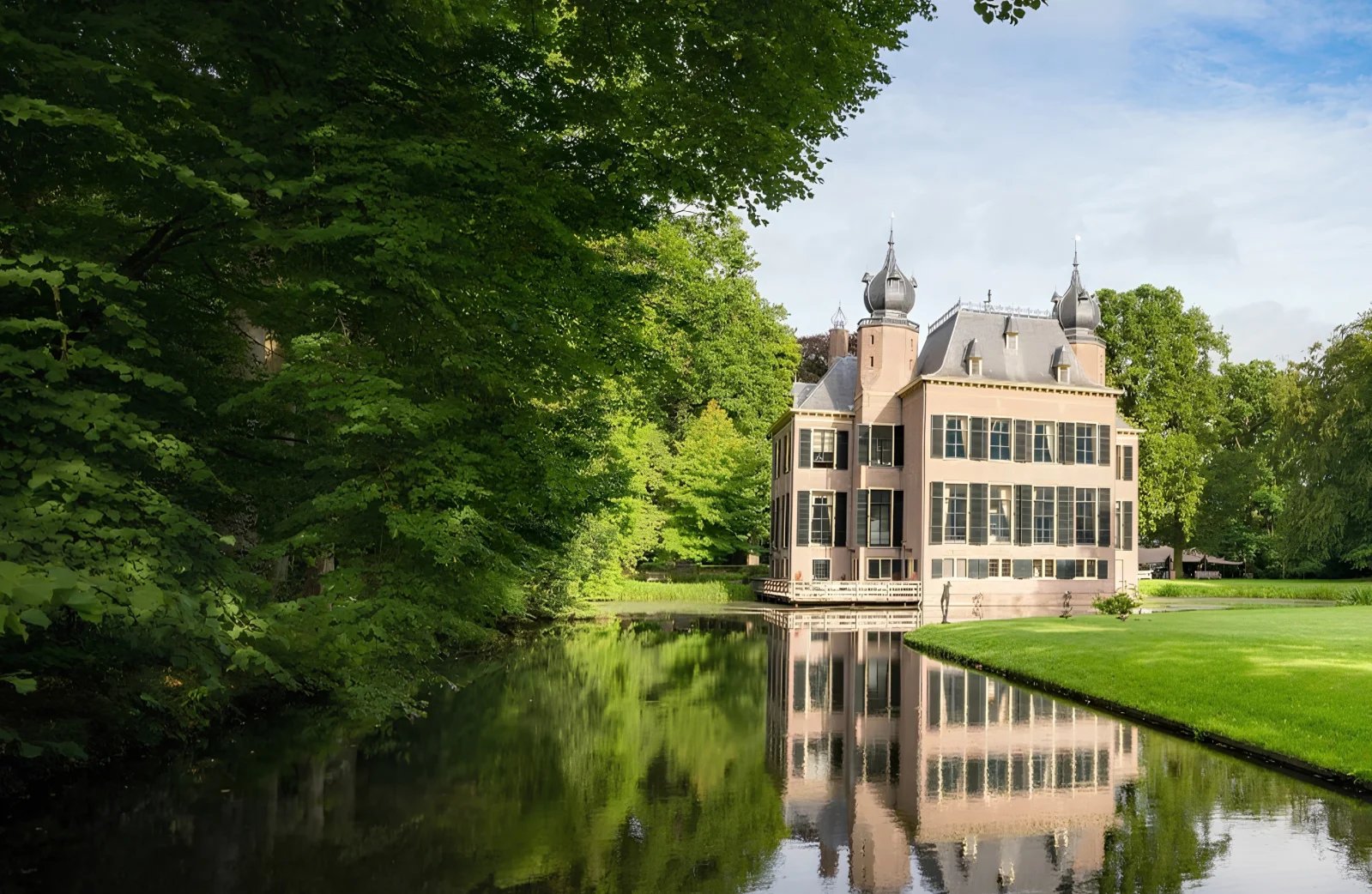 Bovenhal met ballondecoratie, kroonluchter en statafels