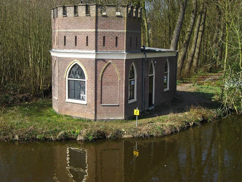 Das Jagdhaus mit Zinnen am Wasser des Landguts