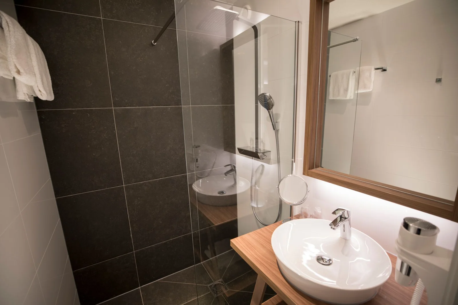 Badezimmer eines Landgutzimmers mit begehbarer Dusche und Waschbecken