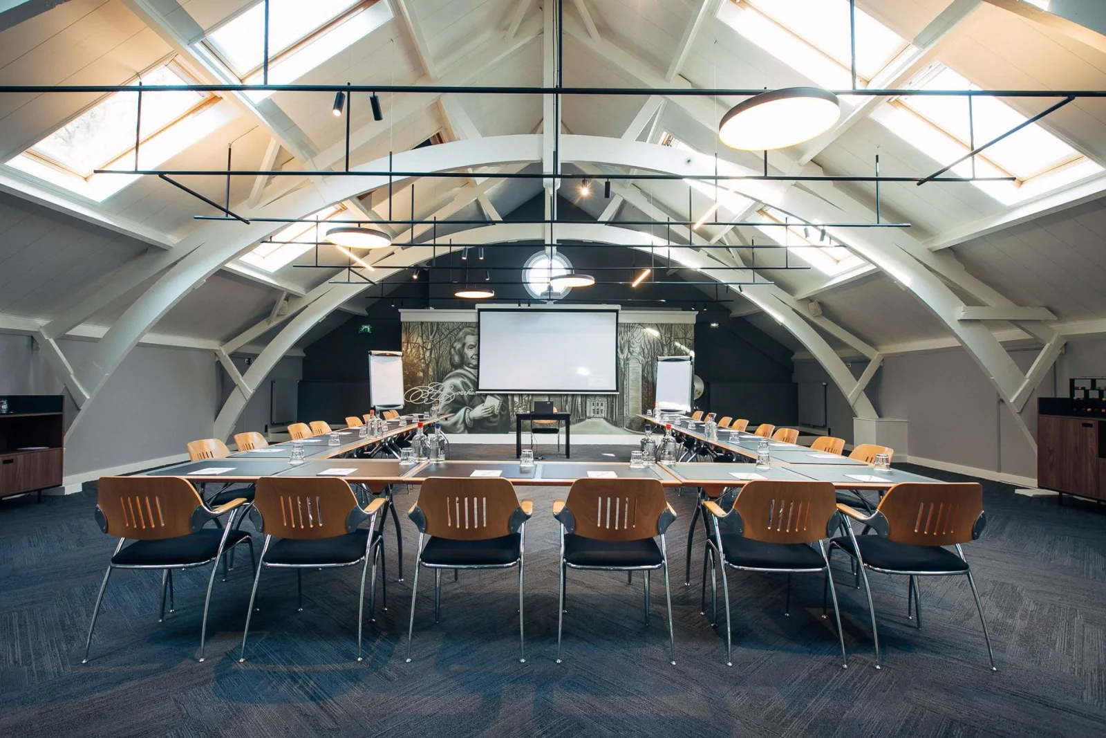 Boerhaavezaal in U-opstelling onder de witte spanten