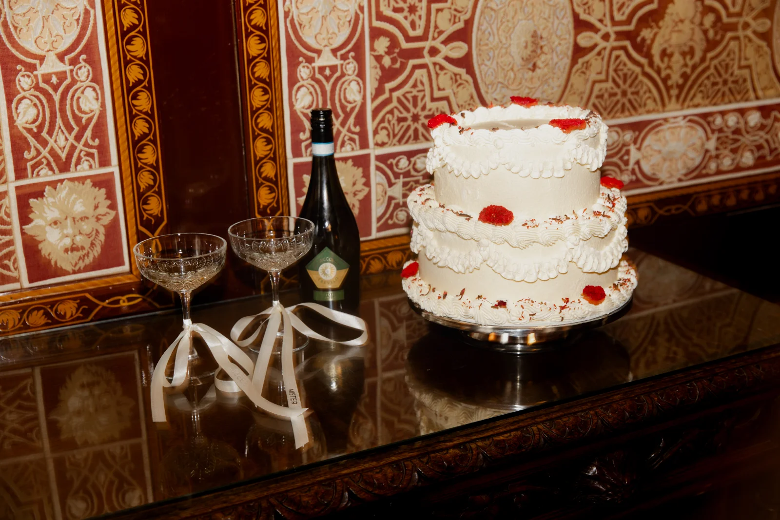 Twee glazen met champagnefles en taart
