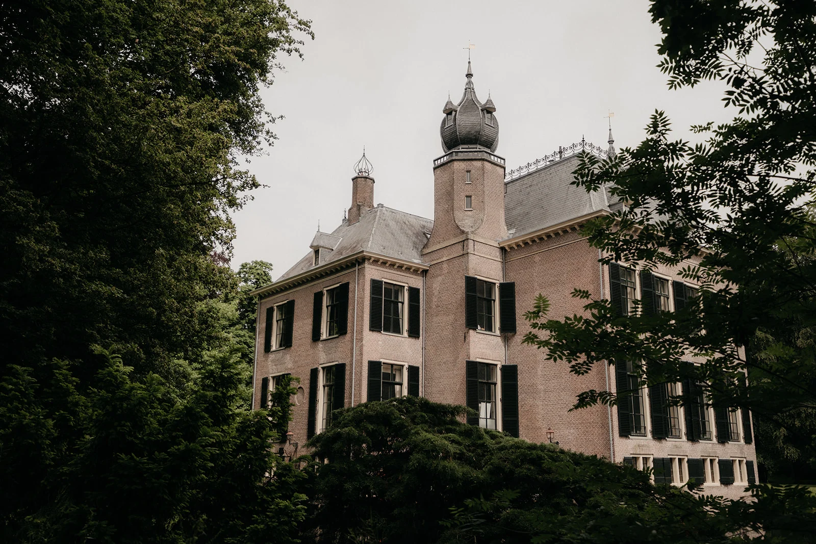 Witte stoelen opgesteld voor een ceremonie in de Drakenzaal