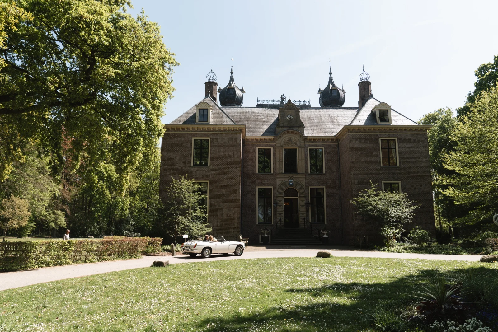 Twee fietsers op het pad voor het kasteel