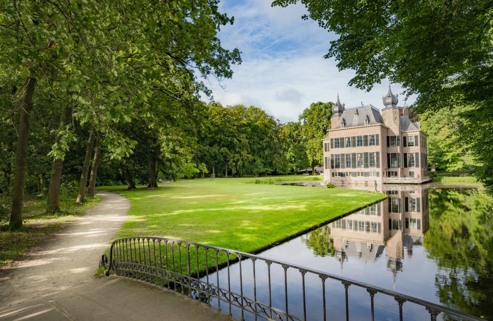 Ceremonie op het gazon voor het kasteel