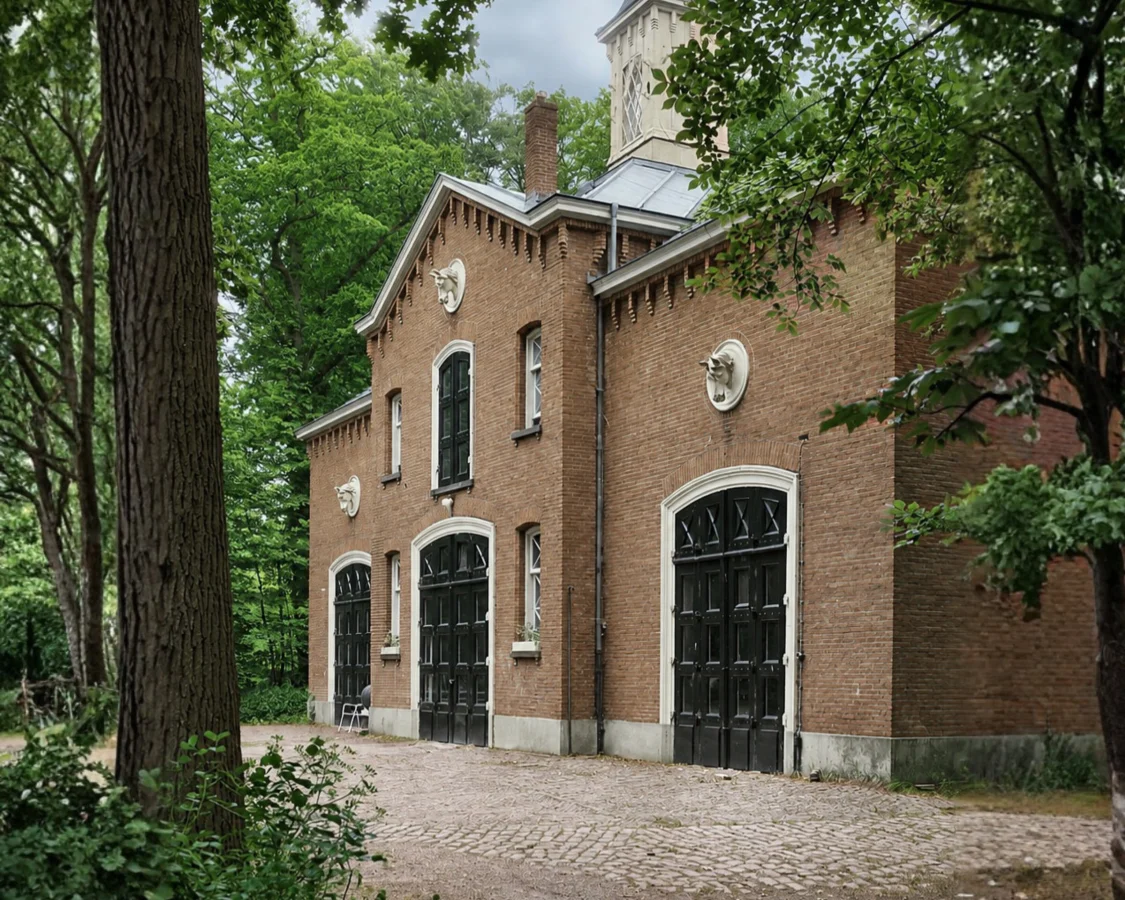 Twee gasten met een borrelplank op het terras tussen de bomen
