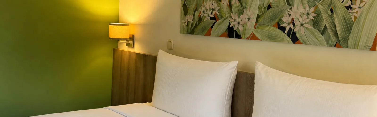 Standaardkamer Double met tweepersoonsbed en raam op het groen