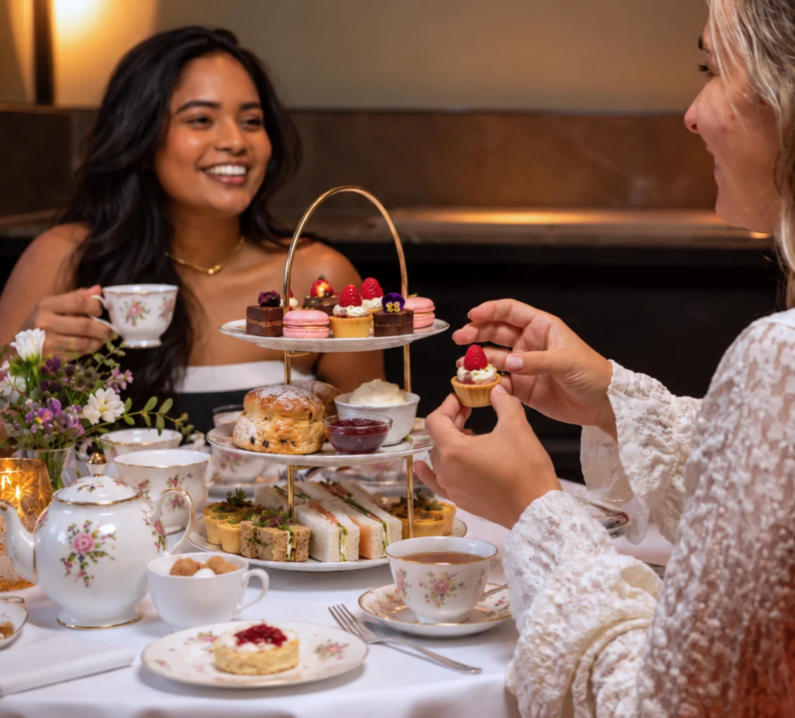 High tea met etagères op tafel in de salon