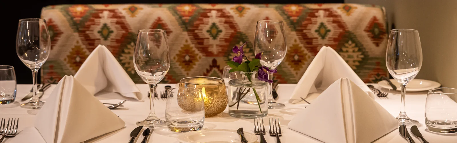 Lange gedekte tafel in het restaurant