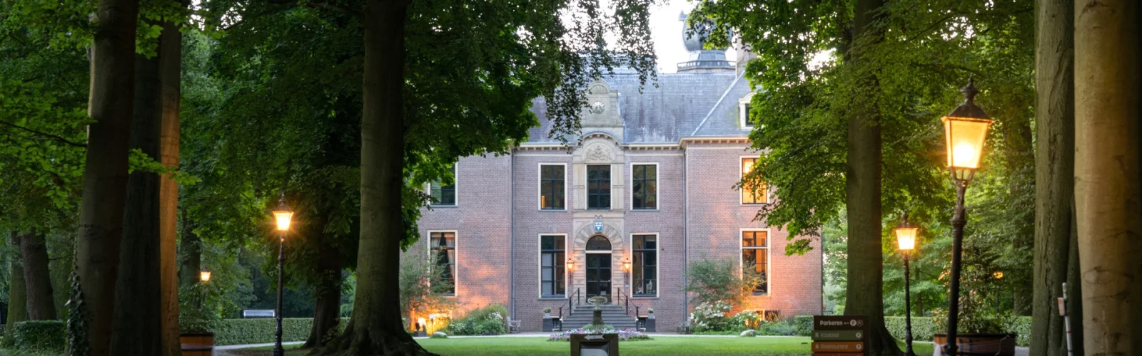 Vergaderopstelling in de Dianazaal onder de kap
