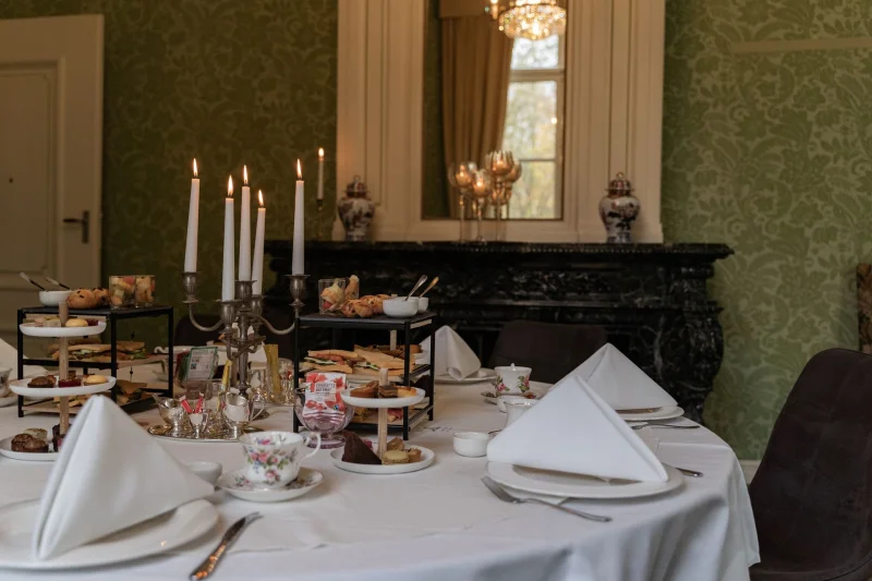 High Tea mit Etageren im Salon mit Marmorkamin