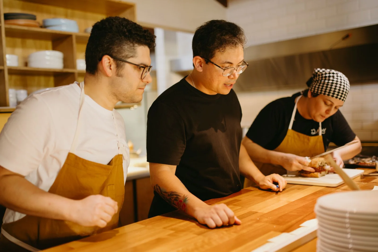 Drei Köche arbeiten zusammen in der Restaurantküche