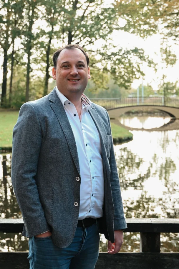Dion van Kesteren staat op de brug over de vijver in het park