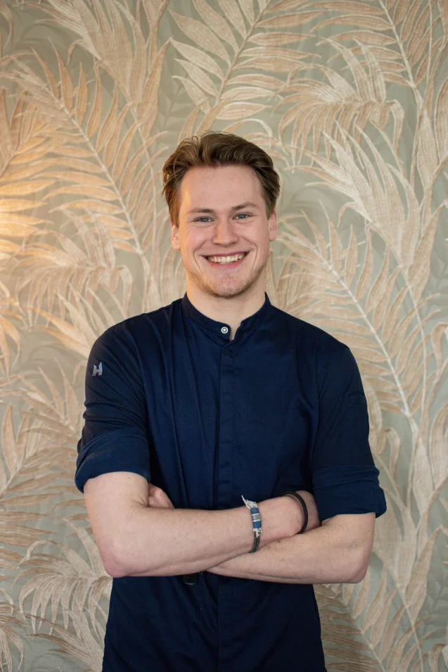 Bart Romijn in koksbuis voor behang met varenbladeren