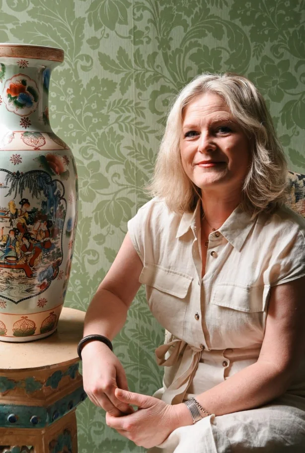 Anne-Marieke van den Berg bij een beschilderde vaas