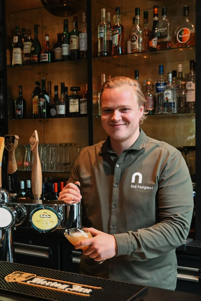 Mats Pouw achter de bar met een cocktail
