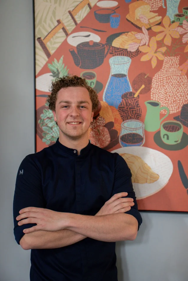 Wout Fransen in koksbuis voor een kleurrijk schilderij