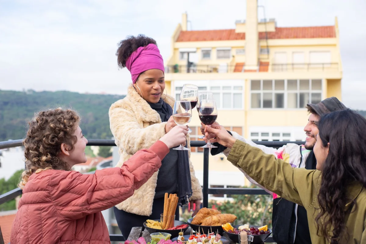 Gezelschap dat proost met wijnglazen op een terras